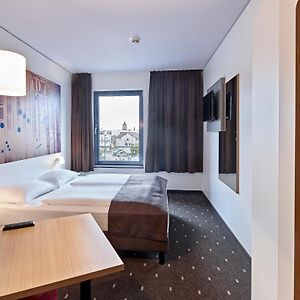 Zimmer mit Kingsize-Bett
